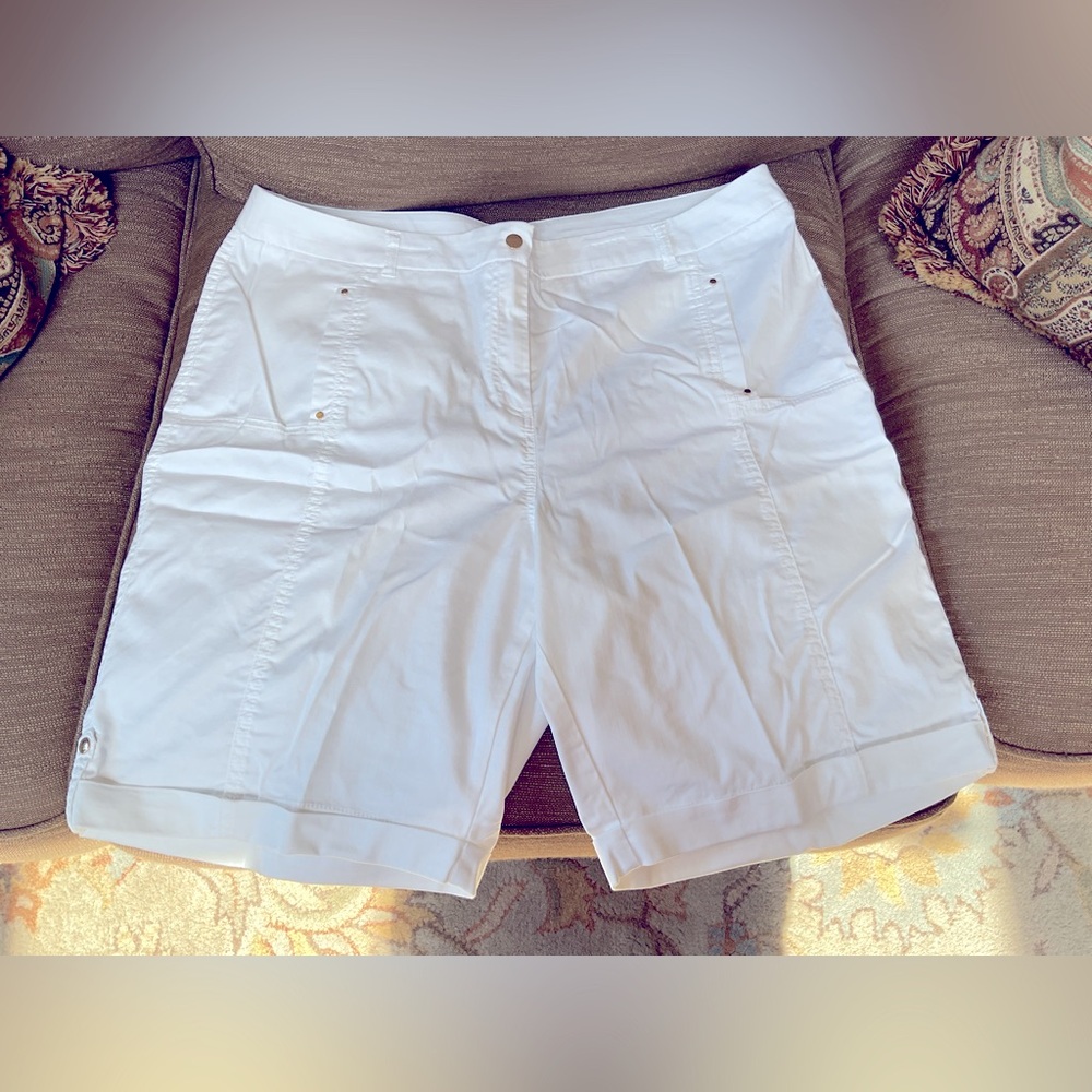 Chico’s ladies white Bermuda shorts. NWOT